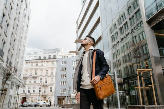 Bolsa masculina carteiro – dicas para criar looks com estilo