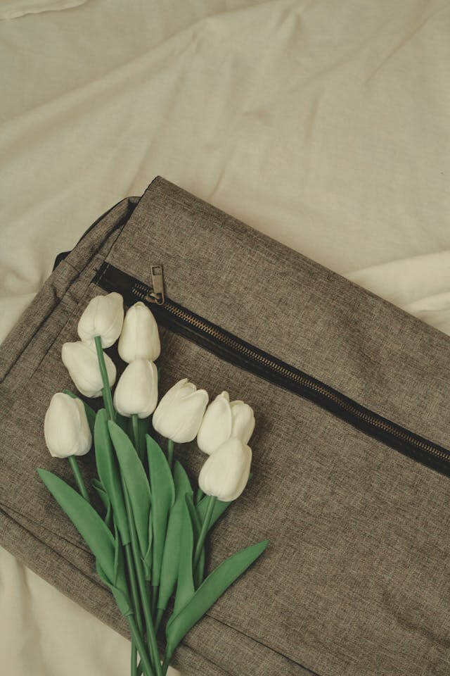 Bolsa com flores brancas estilo tulipa.