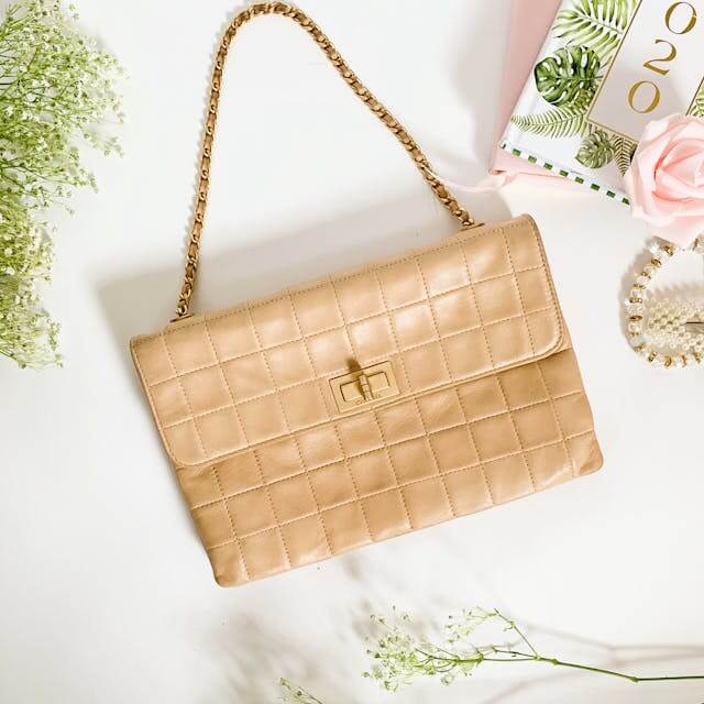 Bolsa com alça de corrente: o acessório para brilhar com elegância