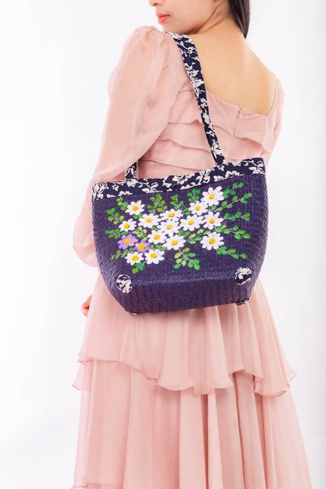 mulher estilosa usando bolsa com bordado floral