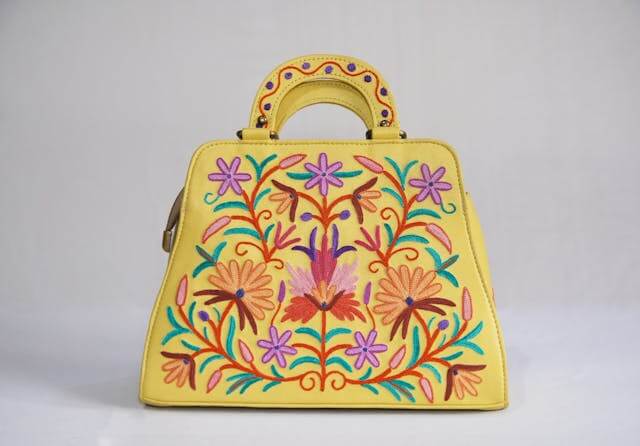 Bolsa com bordado e pedraria: detalhes que fazem toda diferença