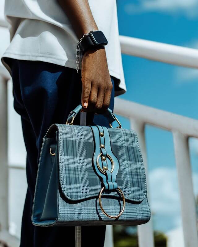 bolsa azul estampada com xadrez azul claro