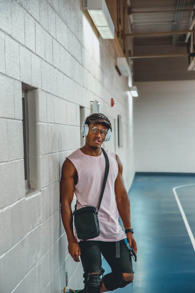 homem estiloso e moderno usando shoulder bag masculina