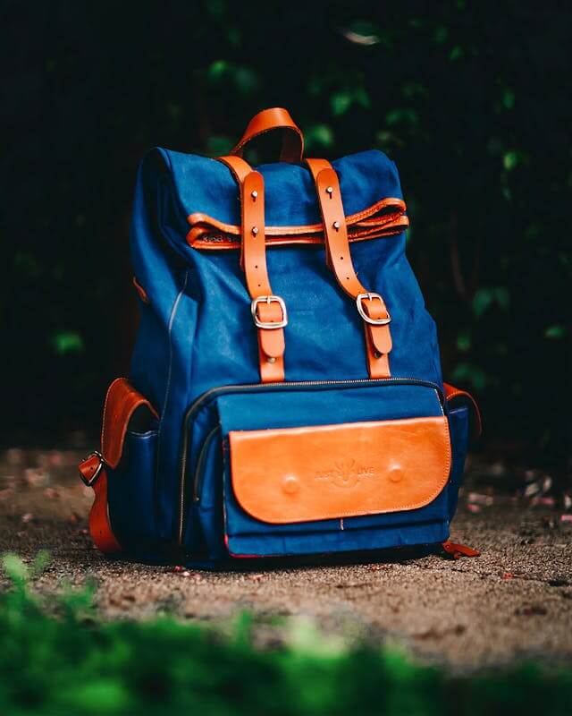 mochila masculina grande e estilosa centralizada no meio da imagem
