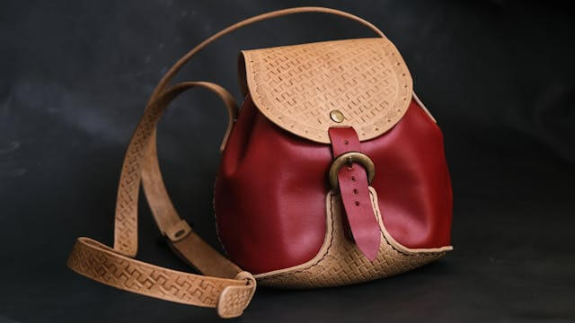 mochila feminina no centro da imagem